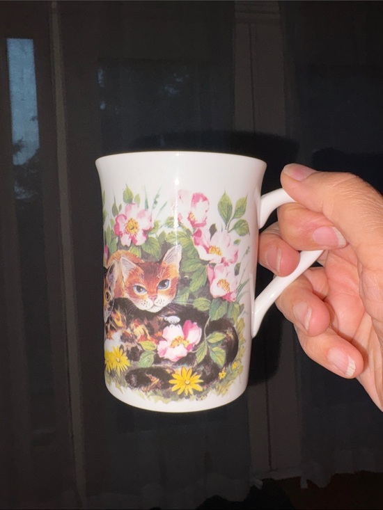 None Other - Vintage White Floral Cat Ceramic Mug - Charming Garden Design
